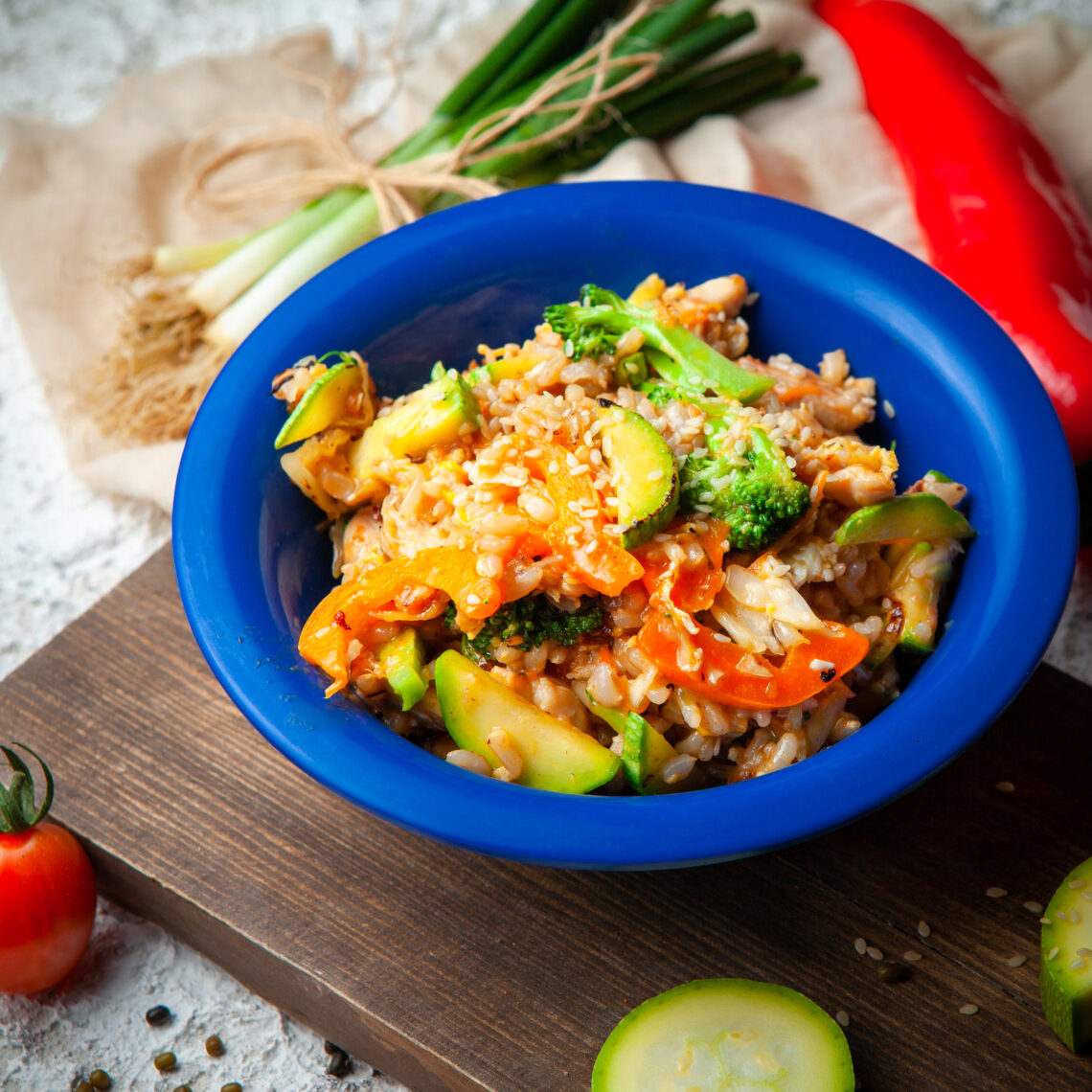 Una receta sencilla y rápida, ideal para una comida ligera y nutritiva. Este arroz salteado es colorido, lleno de sabor y completamente libre de gluten.