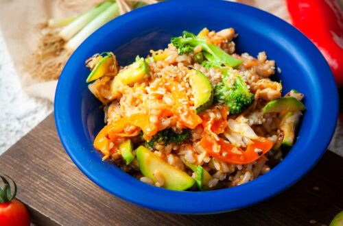 Una receta sencilla y rápida, ideal para una comida ligera y nutritiva. Este arroz salteado es colorido, lleno de sabor y completamente libre de gluten.